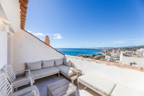 Stylish 4BD Apt with pool access & nearby beach